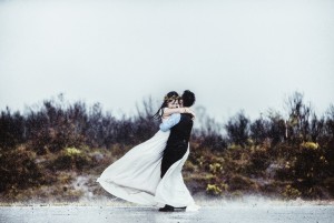 Chụp ảnh cưới siêu độc mùa mưa bão tại đảo Quan Lan - Quảng Ninh