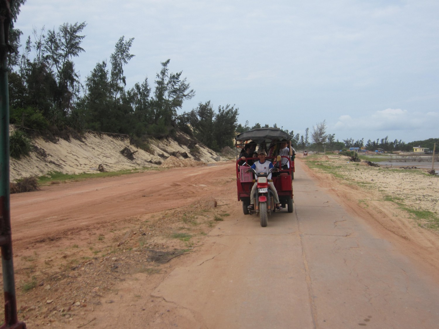 Độc đáo du lịch xe tuc tuc ở đảo Quan Lạn