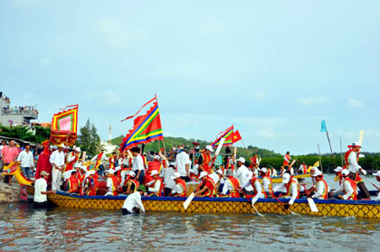 Lễ hội chèo bơi Quan Lạn