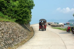 Độc đáo du lịch xe lam ở Quan Lạn Minh Châu
